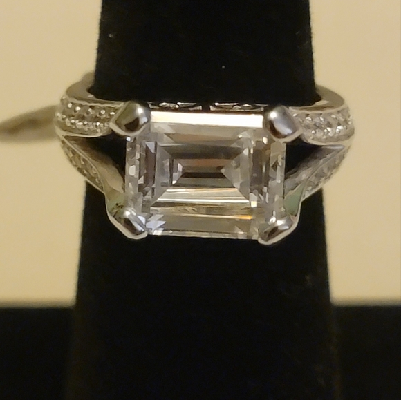 Beautiful Sterling silver 925 cz size 5.75 - Picture 1 of 2